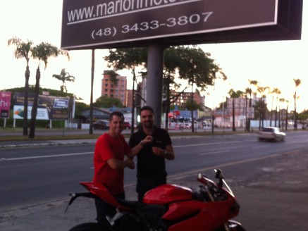 CLIENTE RECEBENDO SUA MOTO.