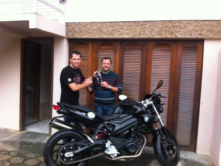CLIENTE RECEBENDO SUA MOTO.