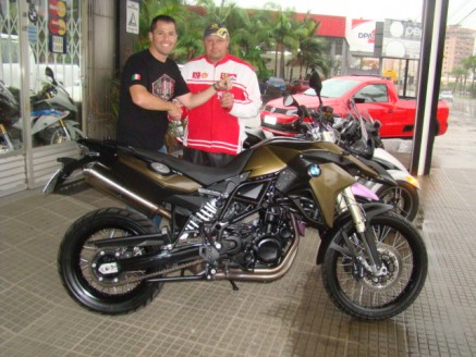 CLIENTE RECEBENDO SUA MOTO.