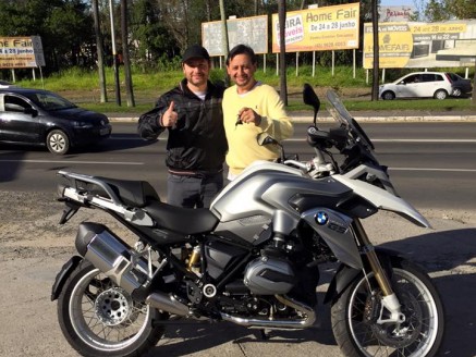 CLIENTE RECEBENDO SUA MOTO.