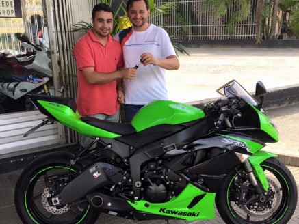 CLIENTE RECEBENDO SUA MOTO.
