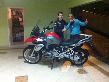 CLIENTE RECEBENDO SUA MOTO.