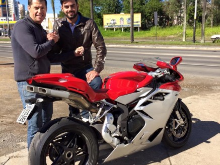 CLIENTE RECEBENDO SUA MOTO.