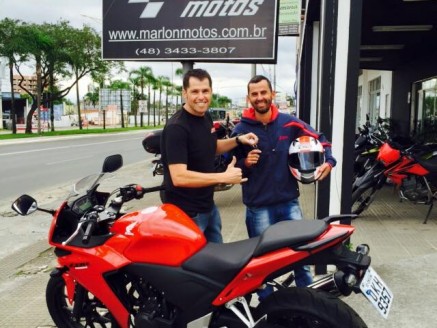 CLIENTE RECEBENDO SUA MOTO.