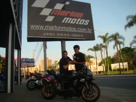CLIENTE RECEBENDO SUA MOTO
