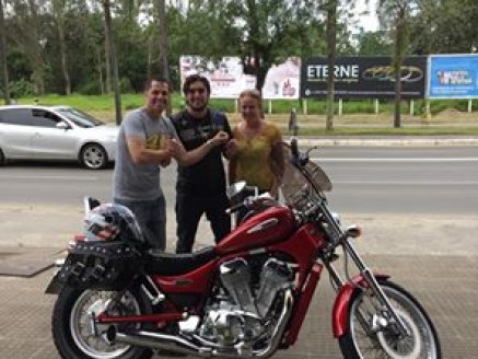 CLIENTE RECEBENDO SUA MOTO