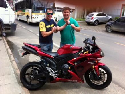 CLIENTE RECEBENDO SUA MOTO