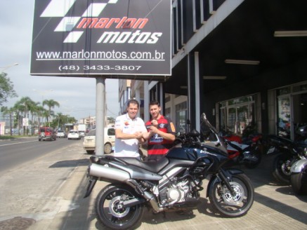CLIENTE RECEBENDO SUA MOTO