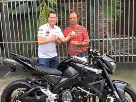 CLIENTE RECEBENDO SUA MOTO