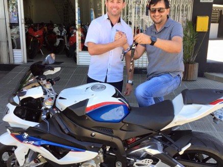 CLIENTE RECEBENDO SUA MOTO