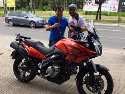 CLIENTE RECEBENDO SUA MOTO