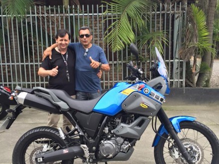 CLIENTE RECEBENDO SUA MOTO