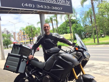 CLIENTE RECEBENDO SUA MOTO