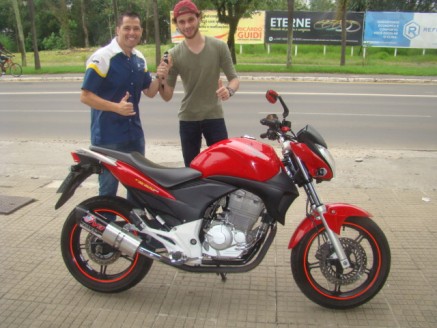 CLIENTE RECEBENDO SUA MOTO