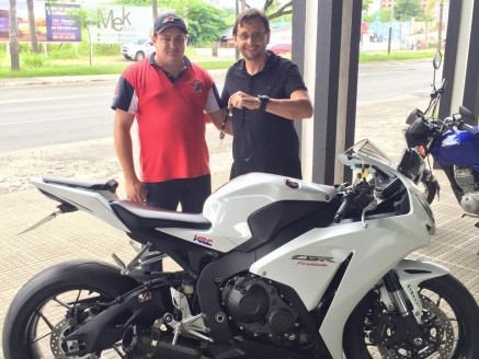 CLIENTE RECEBENDO SUA MOTO