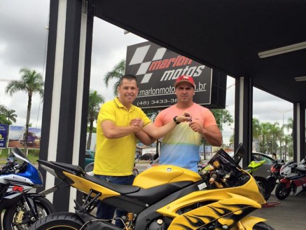 CLIENTE RECEBENDO SUA MOTO