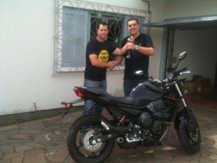 Cliente recebendo sua moto