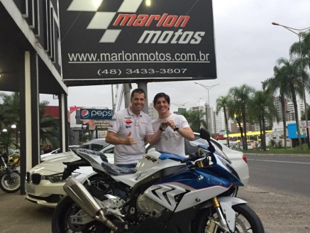 CLIENTE RECEBENDO SUA MOTO