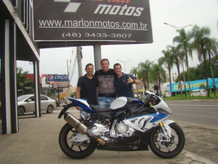CLIENTE RECEBENDO SUA MOTO
