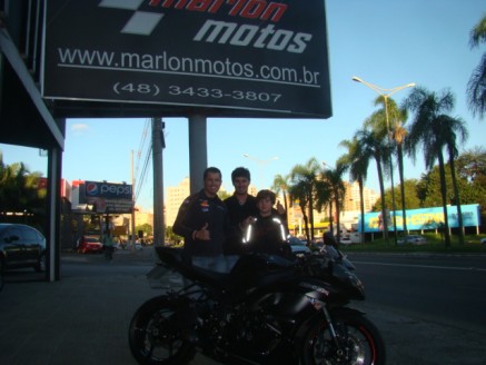 CLIENTE RECEBENDO SUA MOTO