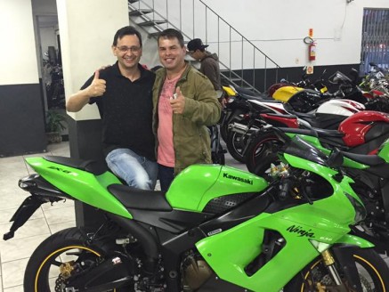 CLIENTE RECEBENDO SUA MOTO