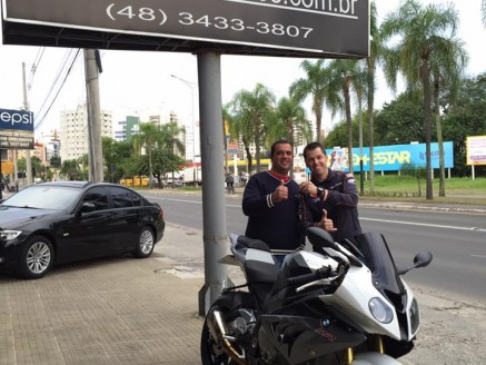 CLIENTE RECEBENDO SUA MOTO