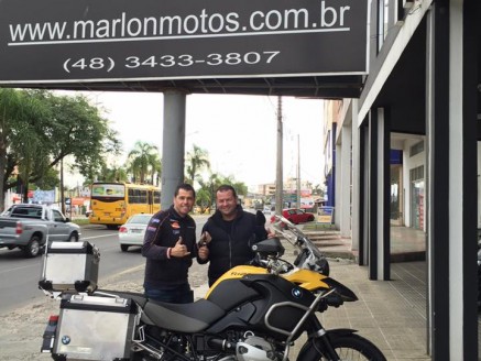CLIENTE RECEBENDO SUA MOTO