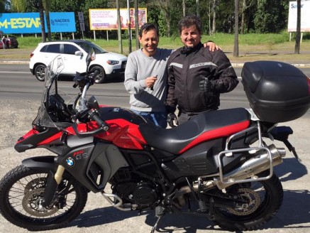 CLIENTE RECEBENDO SUA MOTO