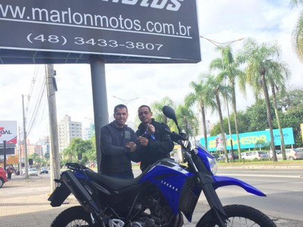 CLIENTE RECEBENDO SUA MOTO