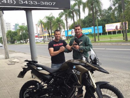 CLIENTE RECEBENDO SUA MOTO