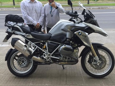 CLIENTE RECEBENDO SUA MOTO