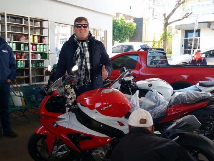 CLIENTE RECEBENDO SUA MOTO