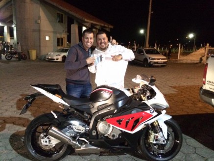 CLIENTE RECEBENDO SUA MOTO