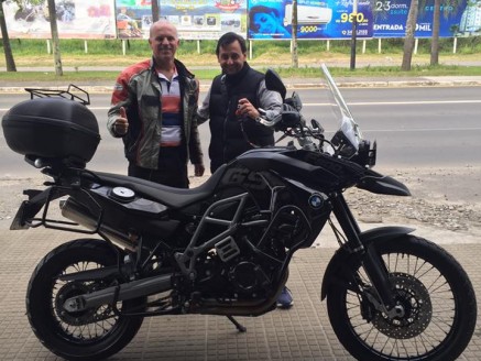 CLIENTE RECEBENDO SUA MOTO
