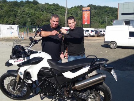 CLIENTE RECEBENDO SUA MOTO