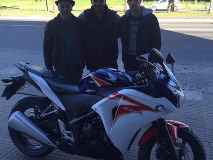 CLIENTE RECEBENDO SUA MOTO