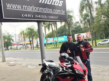 CLIENTE RECEBENDO SUA MOTO