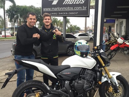 CLIENTE RECEBENDO SUA MOTO