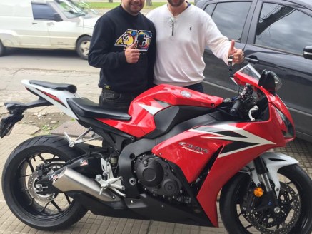 CLIENTE RECEBENDO SUA MOTO