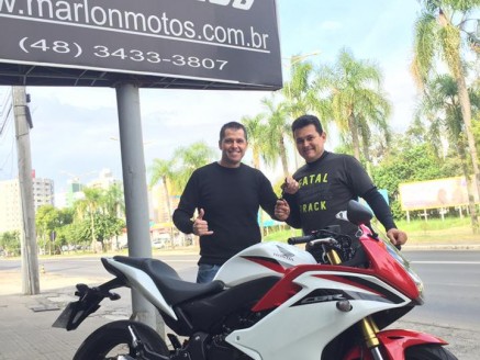 CLIENTE RECEBENDO SUA MOTO