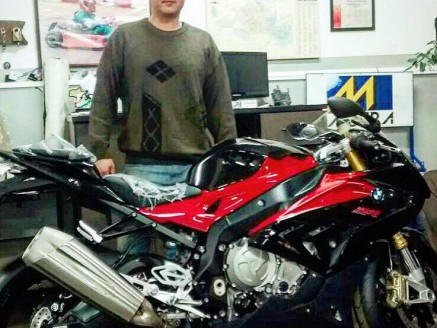 CLIENTE RECEBENDO SUA MOTO