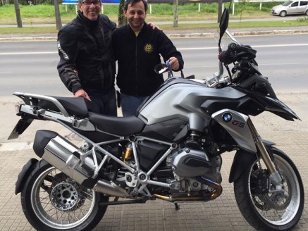 CLIENTE RECEBENDO SUA MOTO