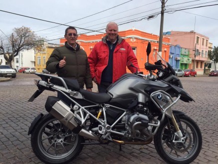 CLIENTE RECEBENDO SUA MOTO