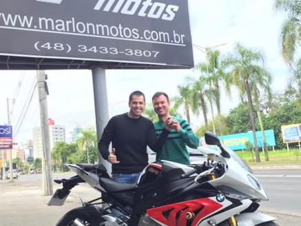 CLIENTE RECEBENDO SUA MOTO
