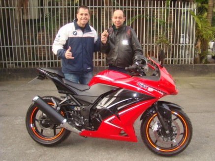 CLIENTE RECEBENDO SUA MOTO
