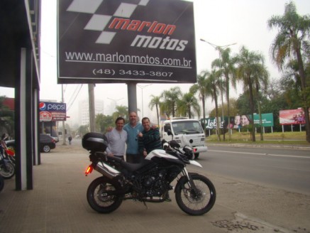 CLIENTE RECEBENDO SUA MOTO