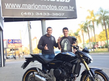 CLIENTE RECEBENDO SUA MOTO
