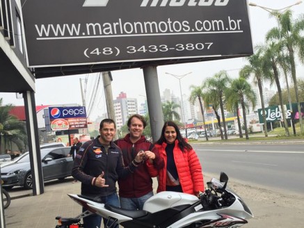 CLIENTE RECEBENDO SUA MOTO