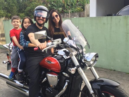 CLIENTE RECEBENDO SUA MOTO