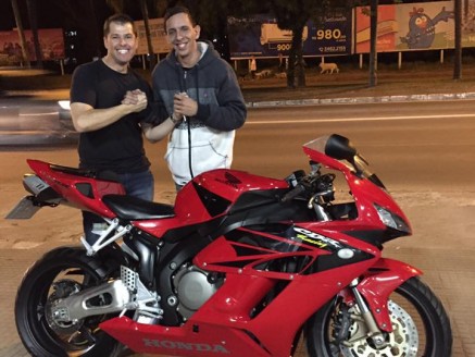 CLIENTE RECEBENDO SUA MOTO